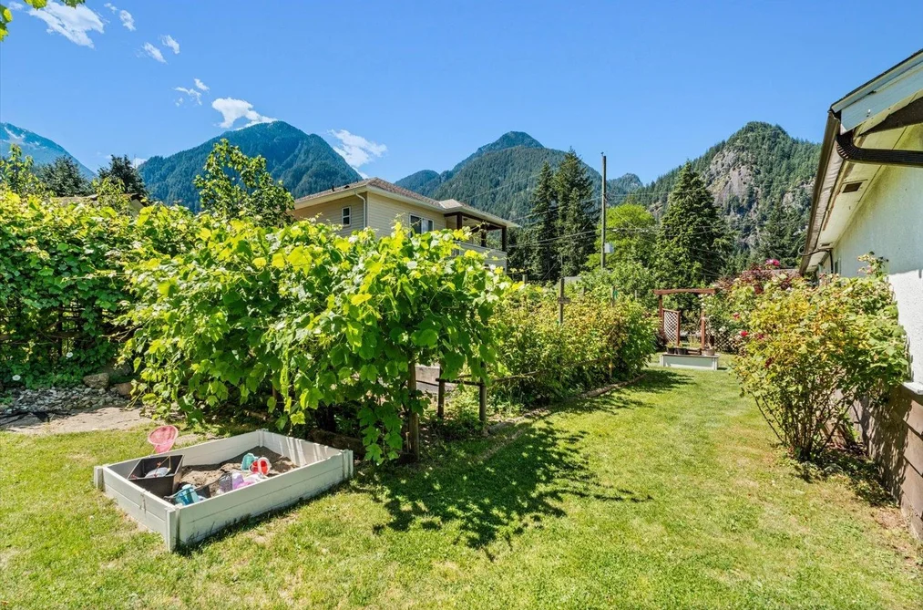 19834 PETER STREET, Hope BC V0X 1L2, Hope BC — Residential for Sale — Photo 3 of 38