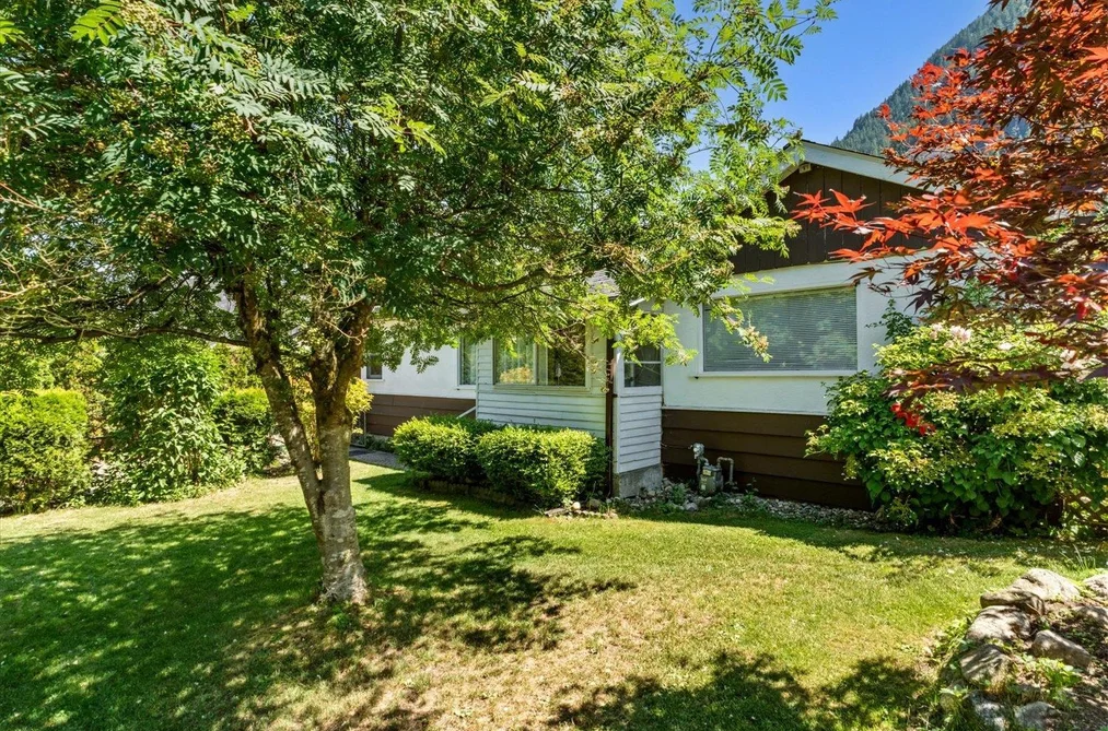 19834 PETER STREET, Hope BC V0X 1L2, Hope BC — Residential for Sale — Photo 8 of 38