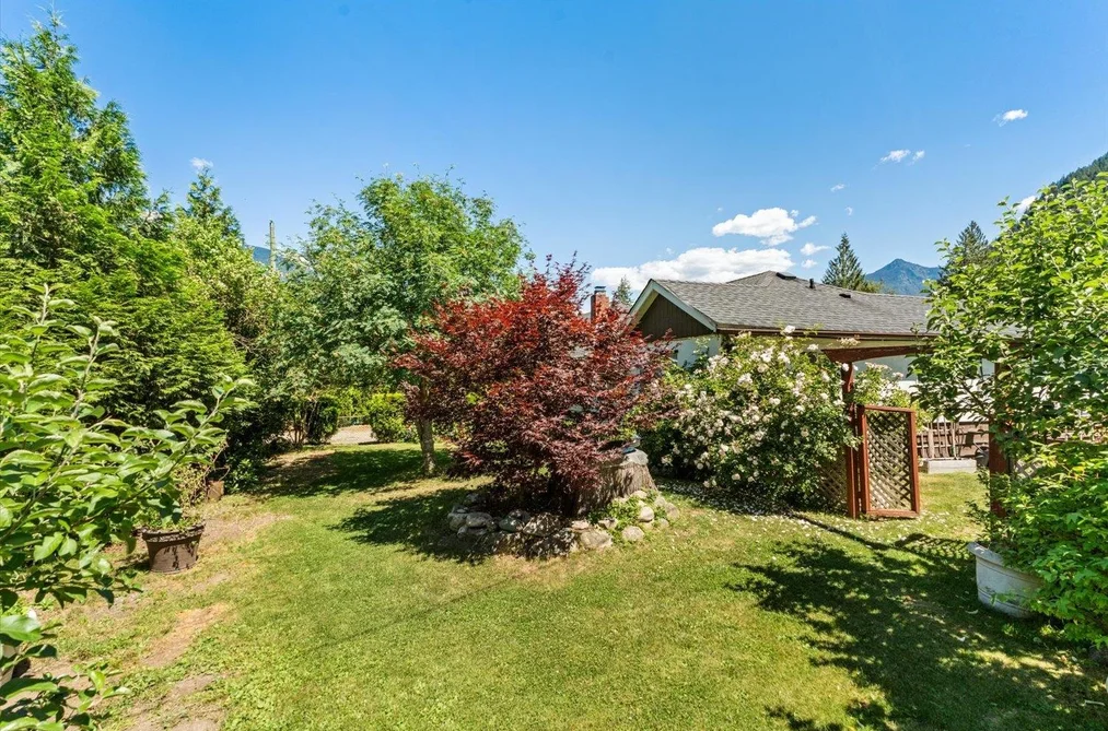 19834 PETER STREET, Hope BC V0X 1L2, Hope BC — Residential for Sale — Photo 9 of 38