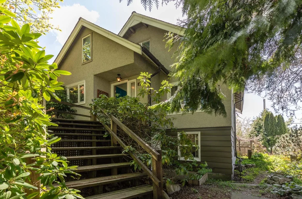 House for sale at 2002 E 13th Avenue Vancouver British Columbia - MLS: R3117376