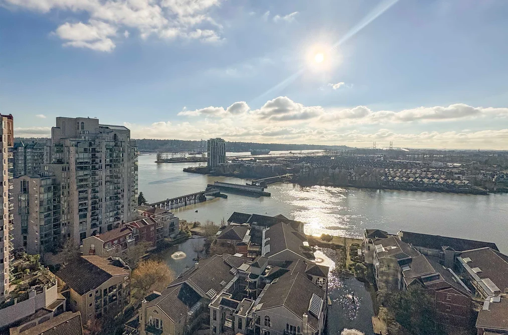 1 RENAISSANCE SQUARE, New Westminster BC V3M 0B6, New Westminster BC — Residential for Sale - Photo 2