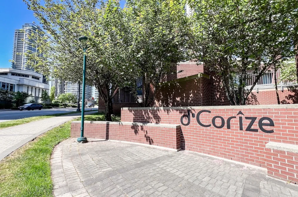 Condo for sale at 2008 13399 104 Avenue Surrey British Columbia - MLS: R3122073