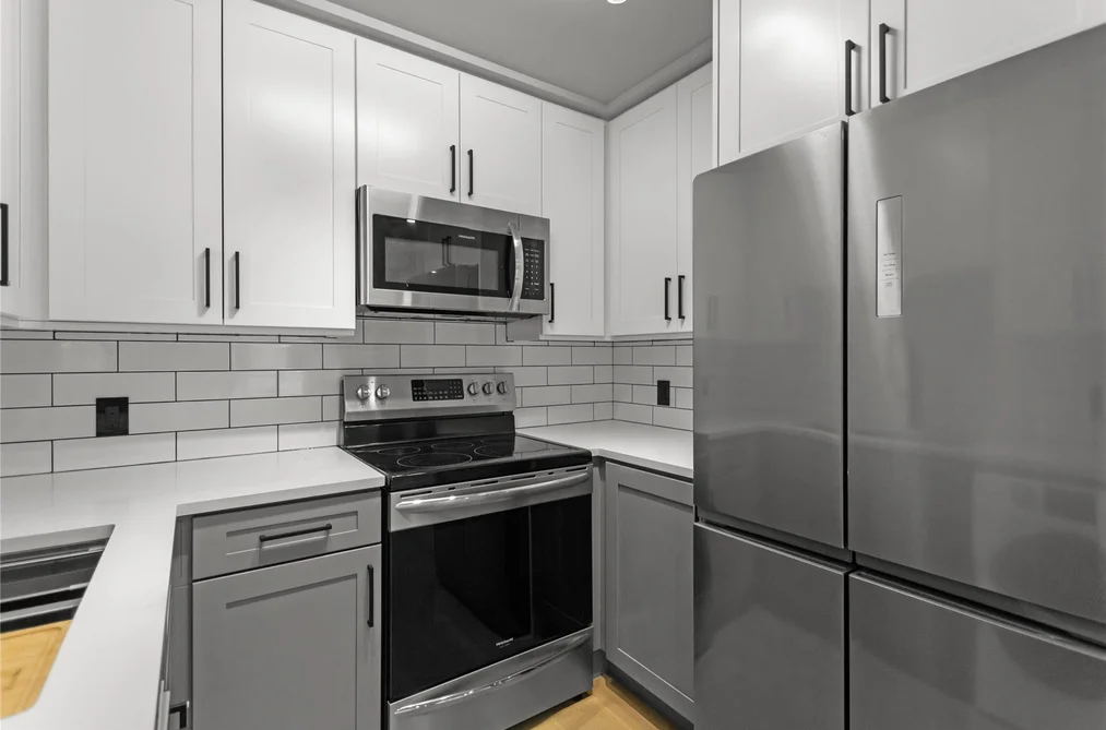 201 1948 COQUITLAM AVENUE, Port Coquitlam BC V3B 1J3, Port Coquitlam BC — Residential for Sale - Photo 2