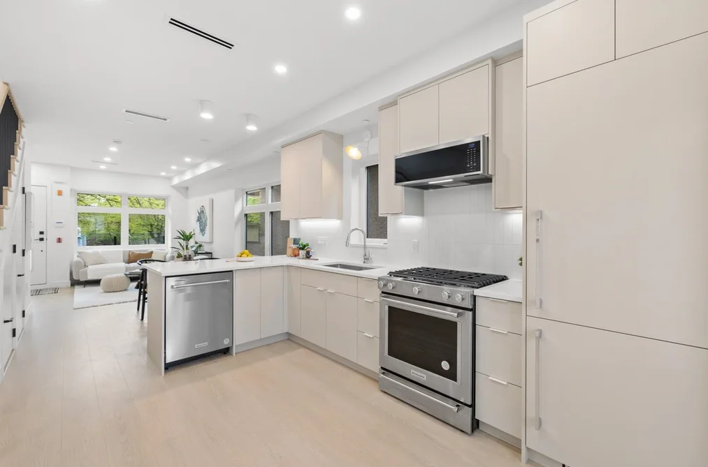 201-2135 E Pender Street, Vancouver, BC - Townhouse for Sale - Photo 10 of 26 201-2135 E Pender Street, Vancouver, BC - Townhouse for Sale - Photo 10 of 26