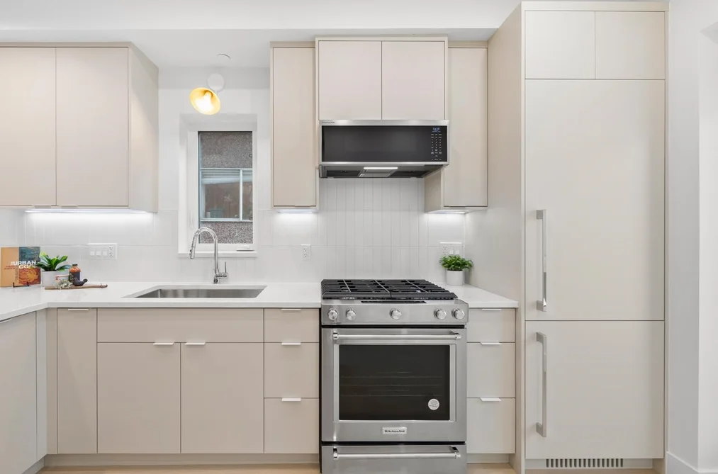 201-2135 E Pender Street, Vancouver, BC - Townhouse for Sale - Photo 9 of 26 201-2135 E Pender Street, Vancouver, BC - Townhouse for Sale - Photo 9 of 26