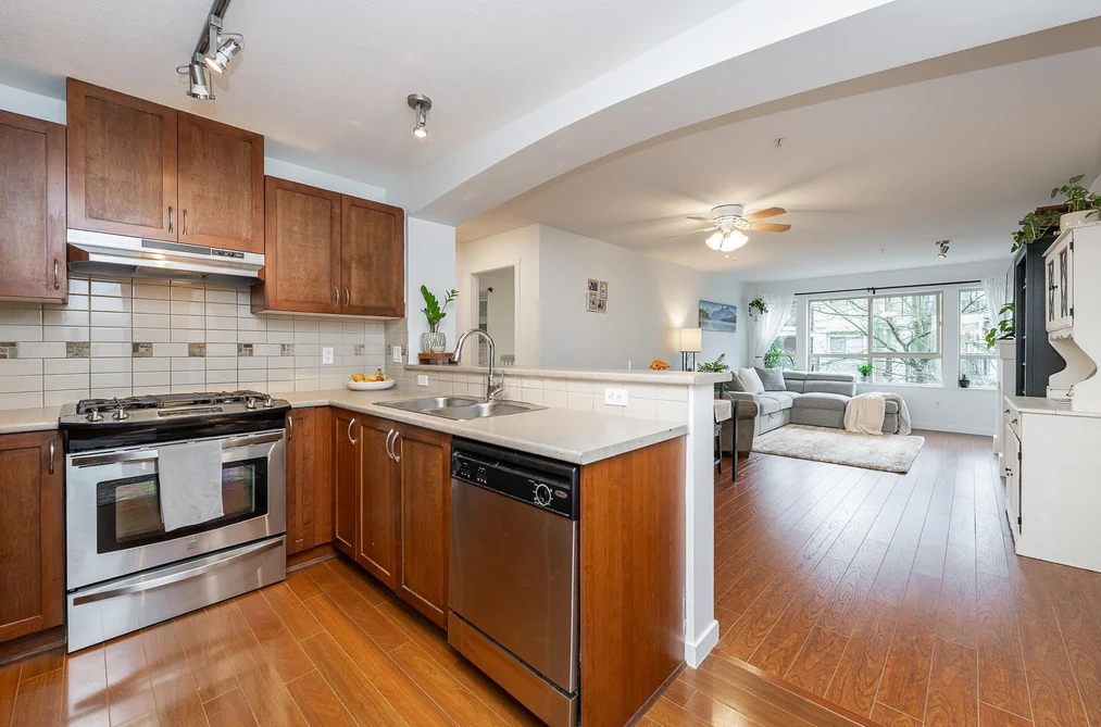 Condo for sale at 201 2951 Silver Springs Boulevard Coquitlam British Columbia - MLS: R3116616