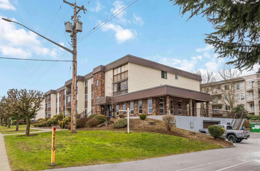 201 32119 OLD YALE ROAD, Abbotsford BC V2T 2C8, Abbotsford BC — Residential for Sale - Photo 2