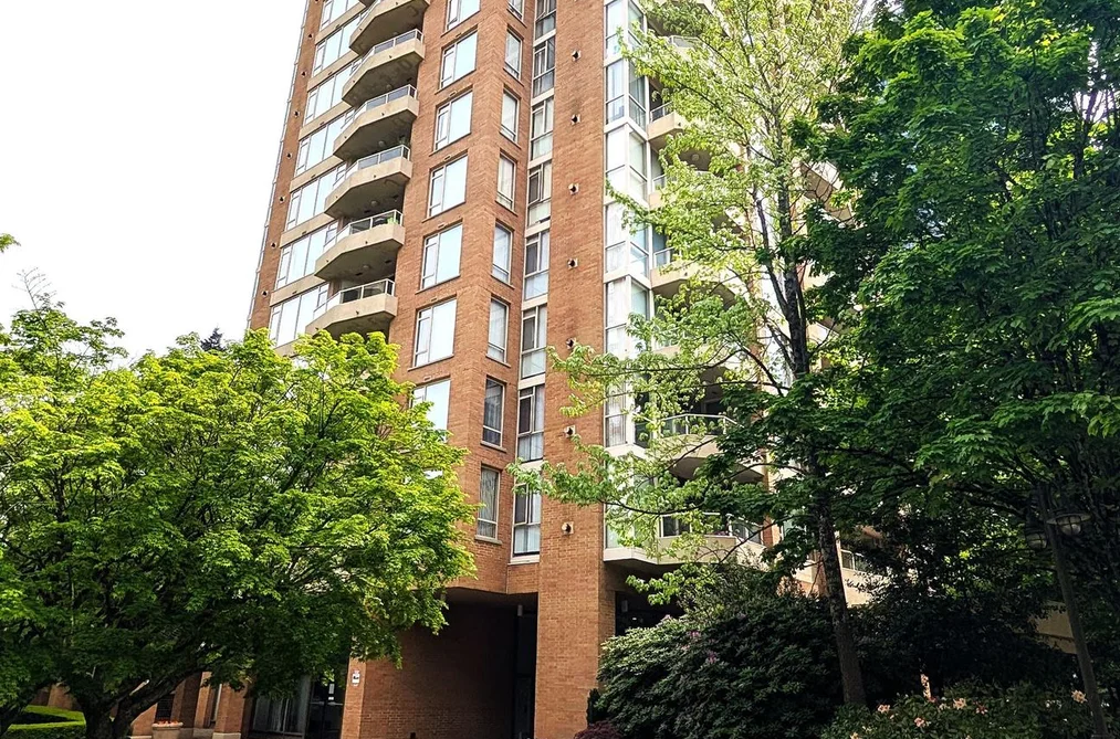 Condo for sale at 201 4689 Hazel Street Burnaby British Columbia - MLS: R3122176