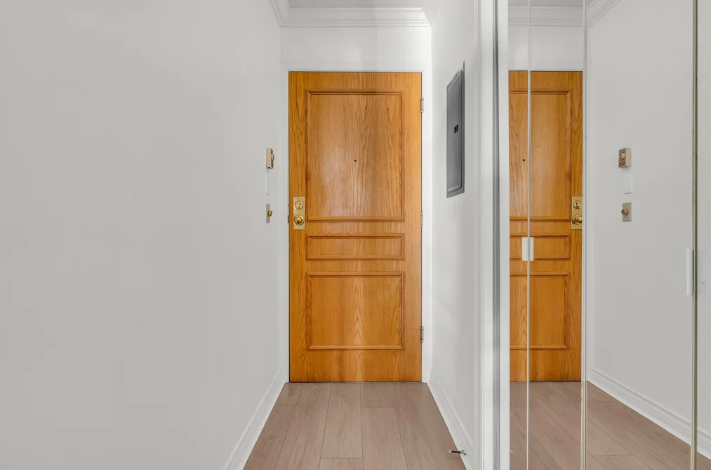 201 588 16TH STREET, West Vancouver BC V7V 3R7, West Vancouver BC — Residential for Sale - Photo 2