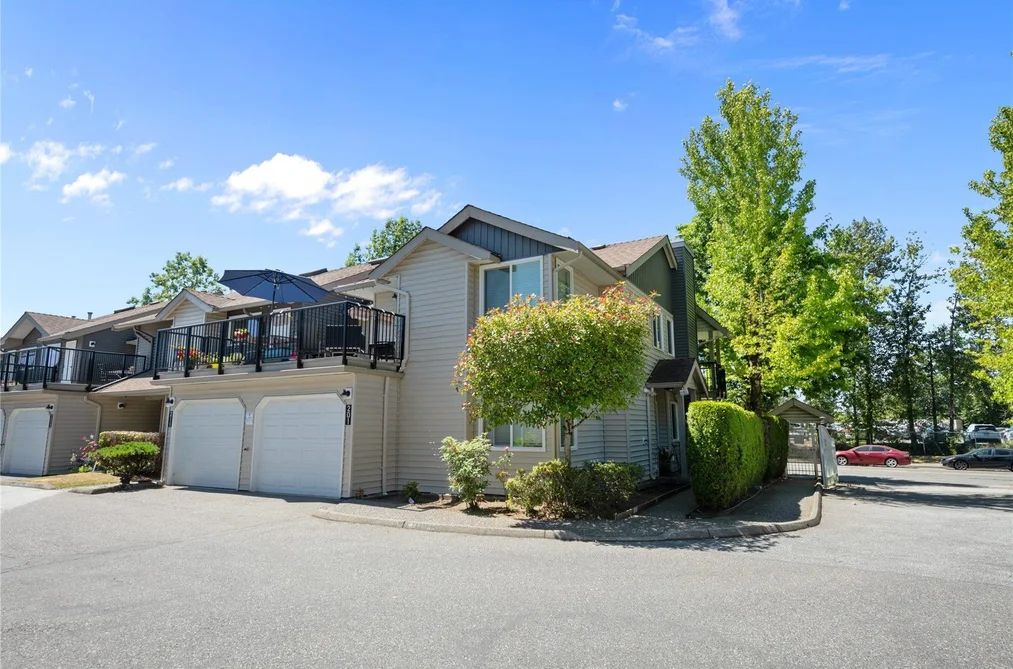 Townhouse for sale at 201 8972 Fleetwood Way Surrey British Columbia - MLS: R3135750