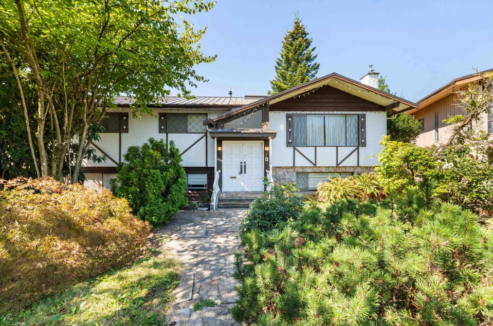 House for sale at 2019 Paulus Crescent Burnaby British Columbia - MLS: R3158018