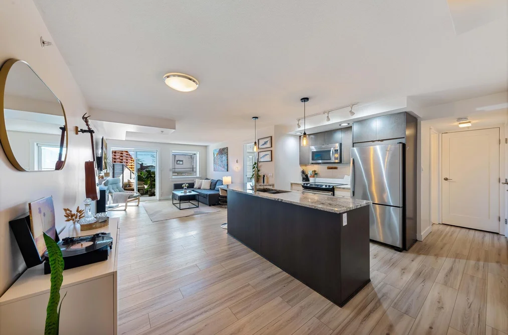 202 14955 VICTORIA AVENUE, White Rock BC V4B 1G2, White Rock BC — Residential for Sale - Photo 2