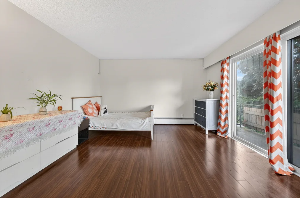 Condo for sale at 202 4695 Imperial Street Burnaby British Columbia - MLS: R3104549