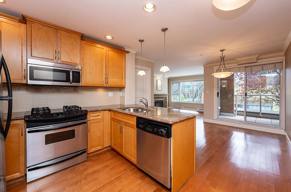 Condo for sale at 203 2103 W 45th Avenue Vancouver British Columbia - MLS: R3110177