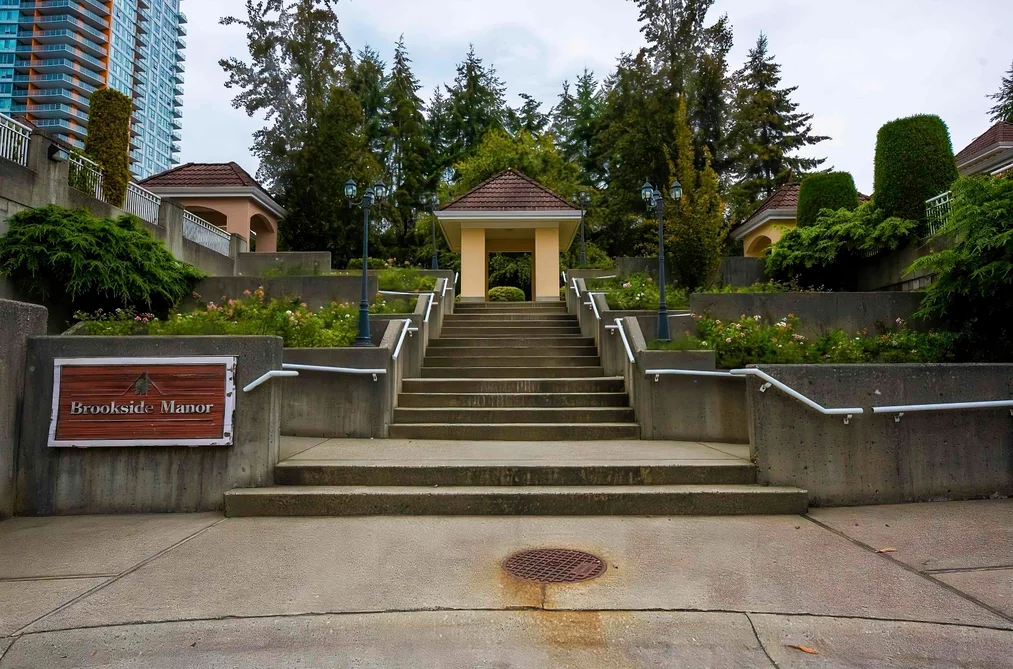Condo for sale at 203 515 Whiting Way Coquitlam British Columbia - MLS: R3121192