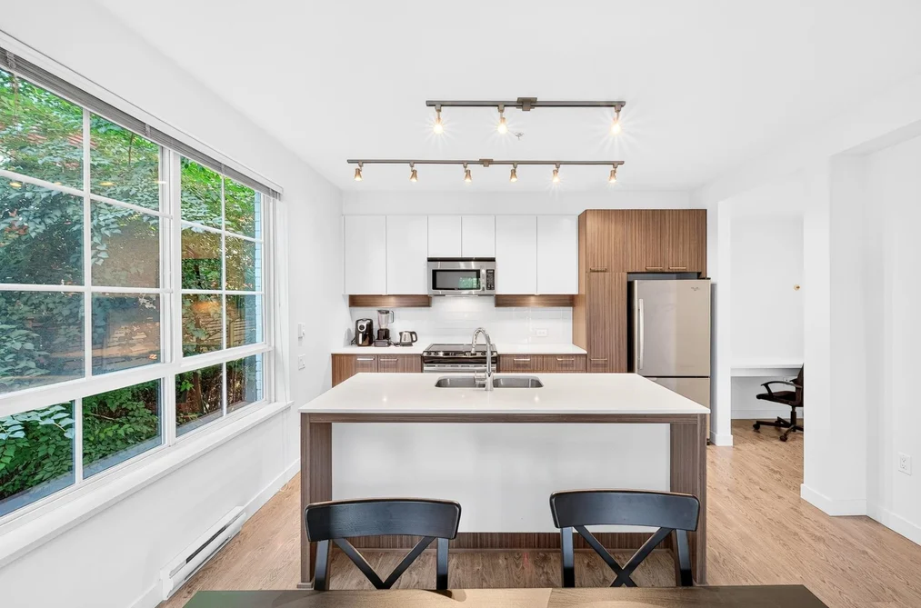 Condo for sale at 203 608 Como Lake Avenue Coquitlam British Columbia - MLS: R3162012
