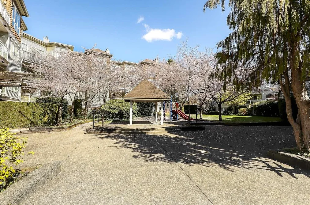 Condo for sale at 204 10188 155 Street Surrey British Columbia - MLS: R3160415