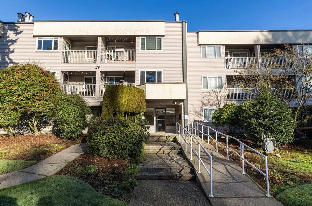 Condo for sale at 204 1209 Howie Avenue Coquitlam British Columbia - MLS: R3123235