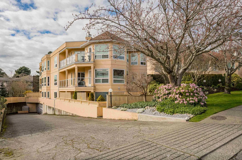 Condo for sale at 204 1255 Best Street White Rock British Columbia - MLS: R3105717