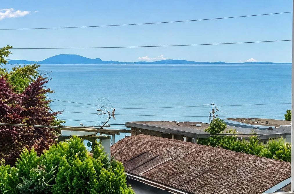 Condo for sale at 204 15176 Buena Vista Avenue White Rock British Columbia - MLS: R3155457