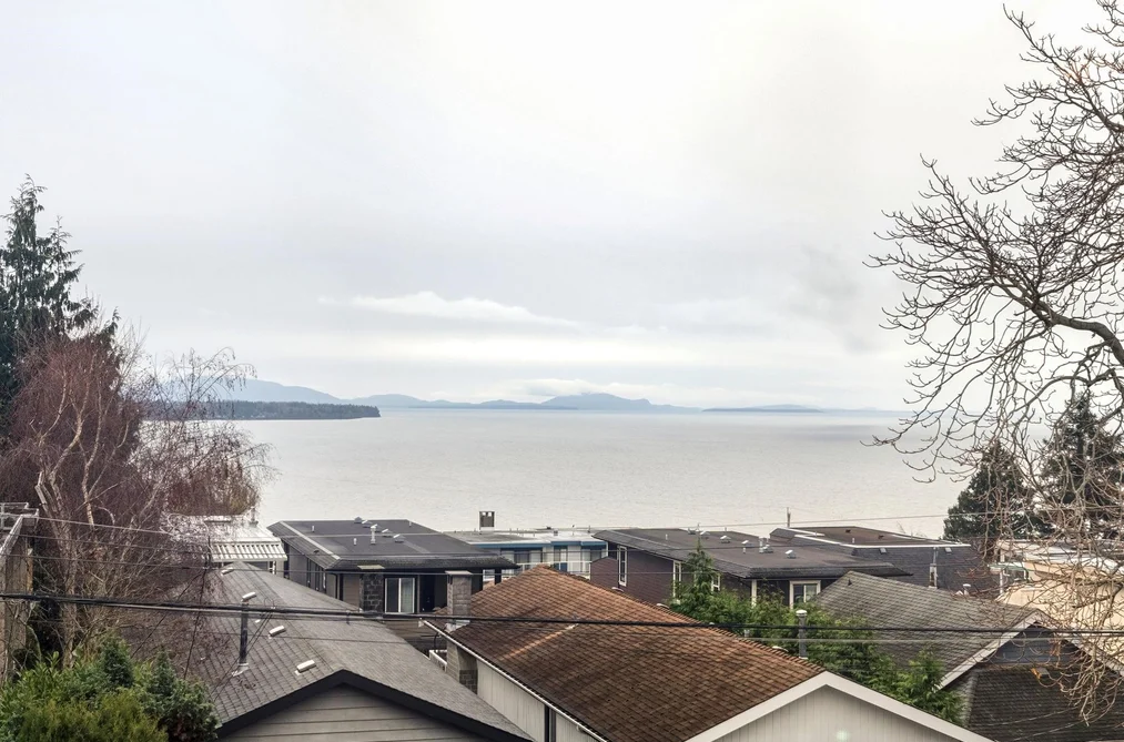 Condo for sale at 204 15176 Buena Vista Avenue White Rock British Columbia - MLS: R3084973