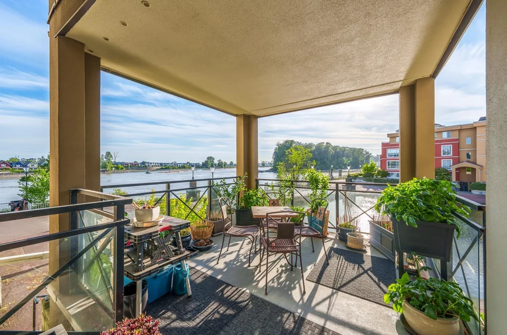 Condo for sale at 204 2 Renaissance Square New Westminster British Columbia - MLS: R3128323