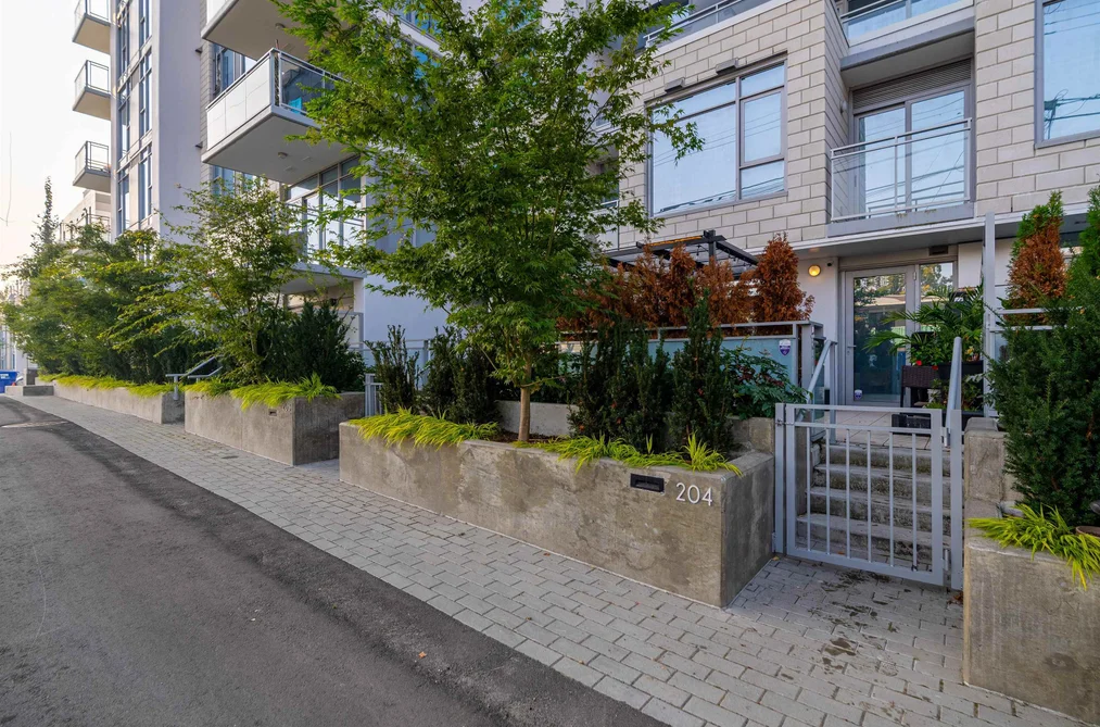 Condo for sale at 204 2435 Kingsway Vancouver British Columbia - MLS: R3156670