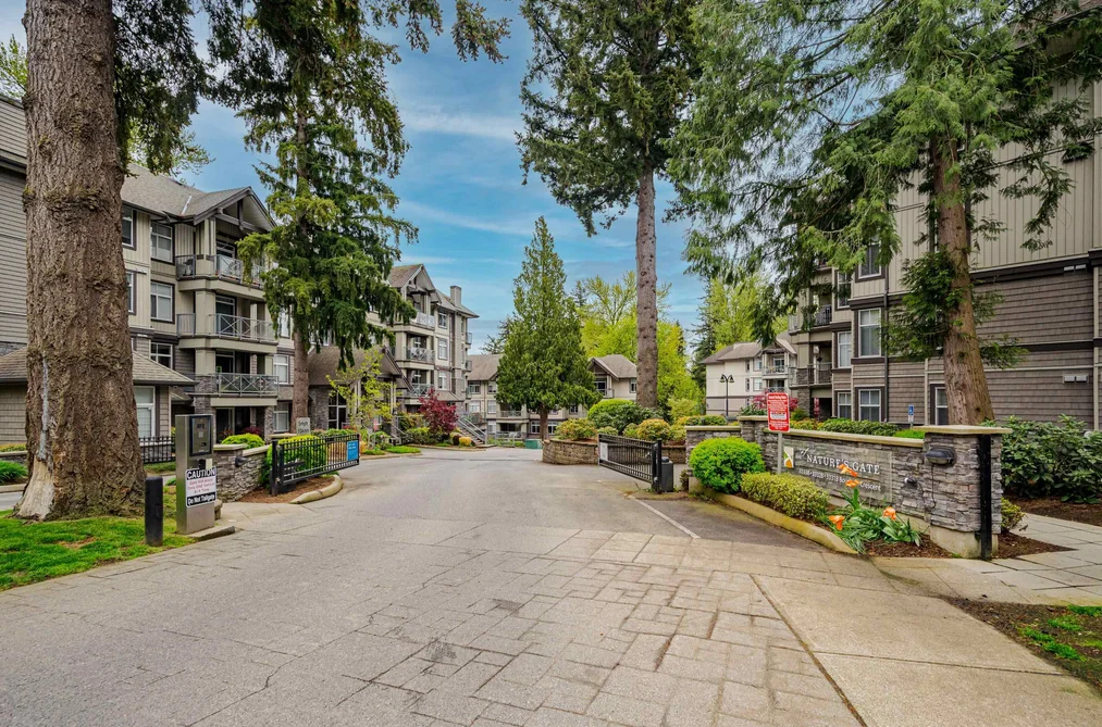 Condo for sale at 204 33328 E Bourquin Crescent Abbotsford British Columbia - MLS: R3111310