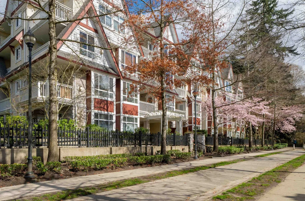 Condo for sale at 204 6833 Village Green Burnaby British Columbia - MLS: R3102401