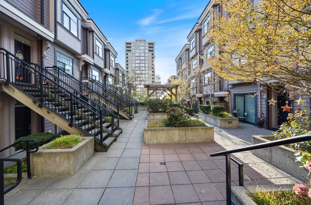 204-828 Royal Avenue, New Westminster, BC - Townhouse for Sale - Photo 2 of 17 204-828 Royal Avenue, New Westminster, BC - Townhouse for Sale - Photo 2 of 17