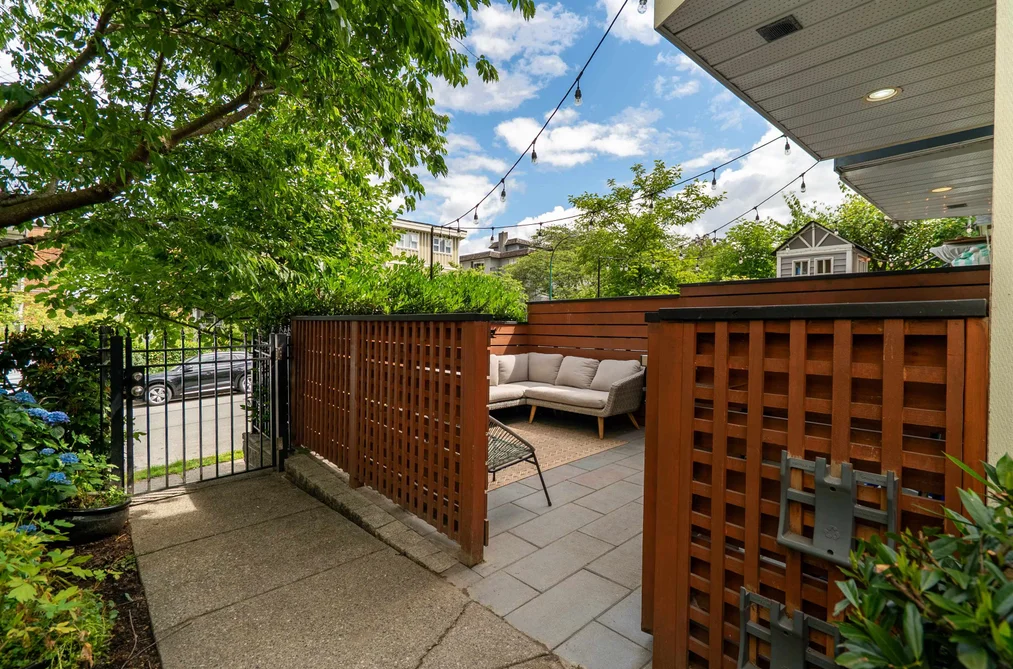 2042 TRIUMPH STREET, Vancouver BC V5L 1K8, Vancouver BC — Residential for Sale — Photo 2 of 40
