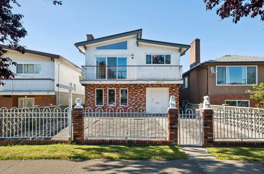 House for sale at 2047 E 52nd Avenue Vancouver British Columbia - MLS: R3135903