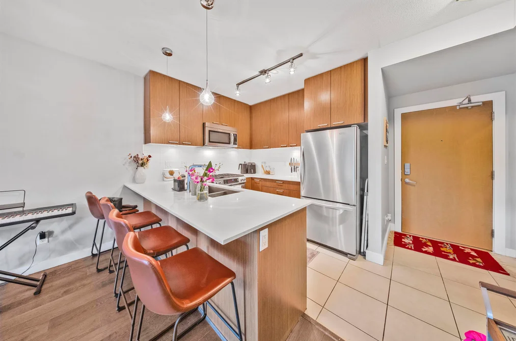 205 1330 MARINE DRIVE, North Vancouver BC V7P 1T4, North Vancouver BC — Residential for Sale - Photo 2