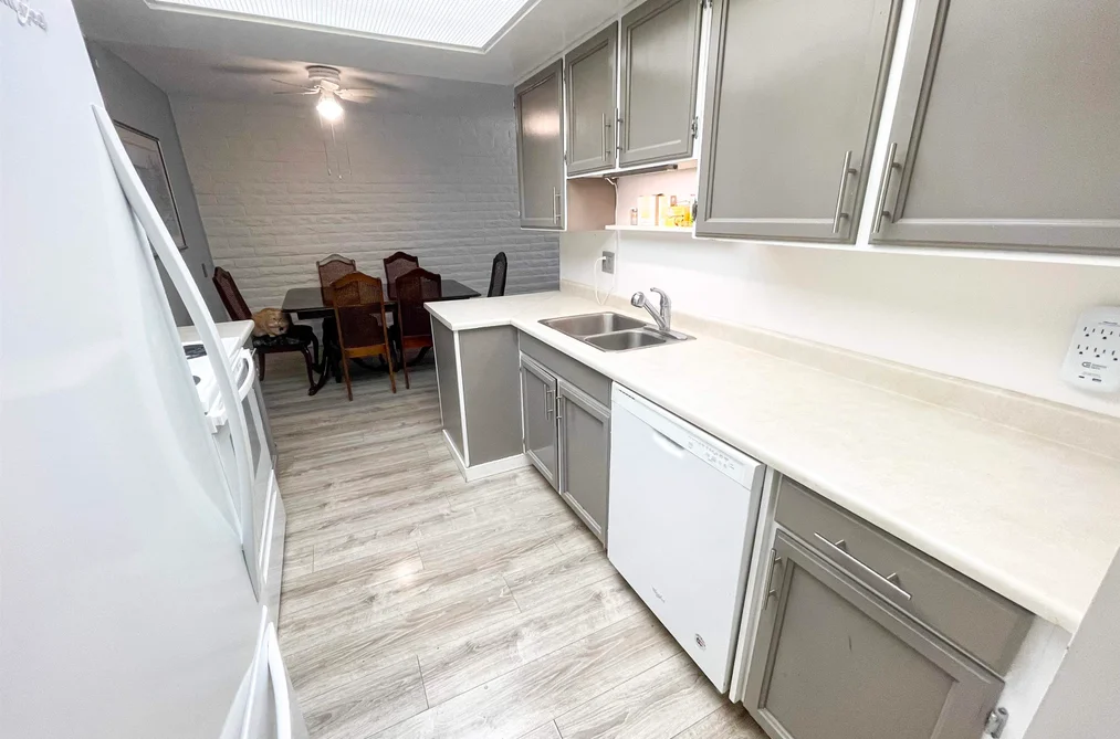 205 1351 MARTIN STREET, White Rock BC V4B 3W6, White Rock BC — Residential for Sale - Photo 4