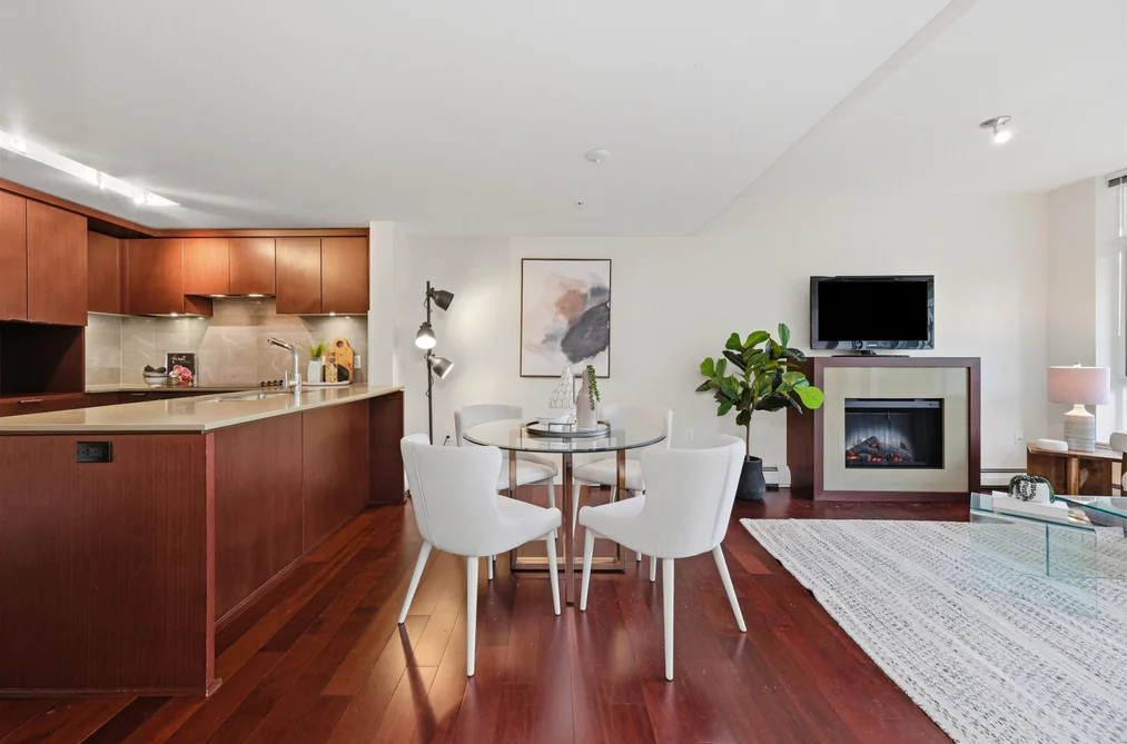 205 158 W 13TH STREET, North Vancouver BC V7M 0A7, North Vancouver BC — Residential for Sale — Photo 3 of 35
