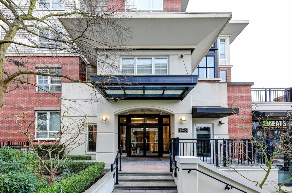 Condo for sale at 205 2940 King George Boulevard Surrey British Columbia - MLS: R3107000