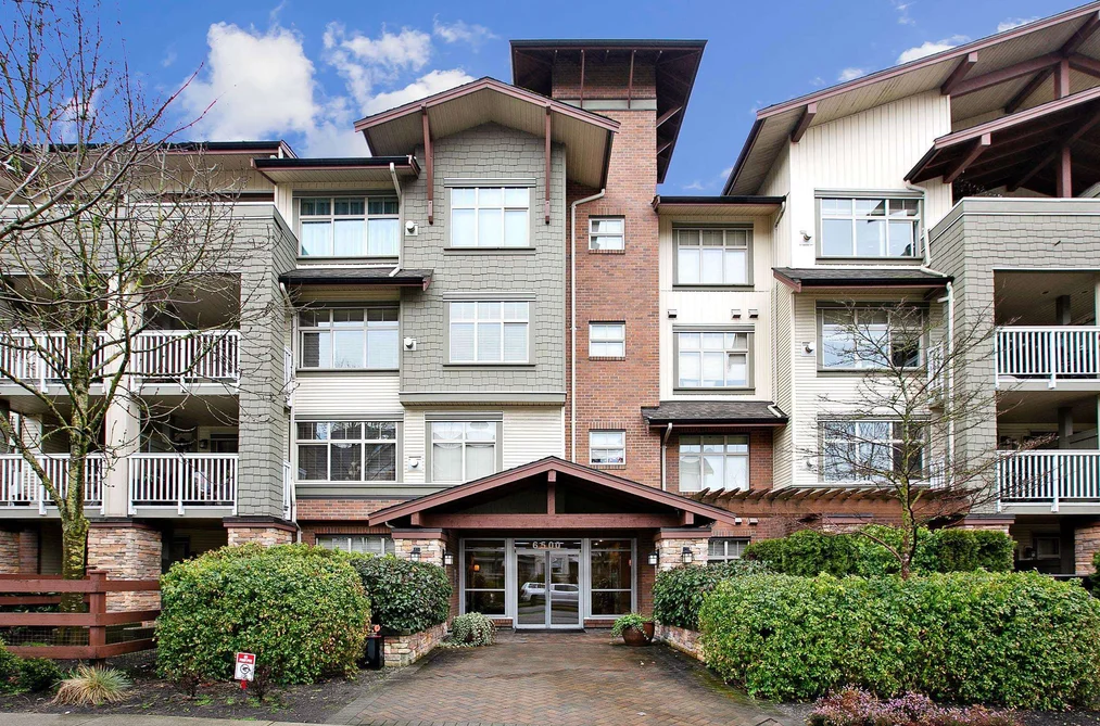 Condo for sale at 205 6500 194 Street Surrey British Columbia - MLS: R3102991