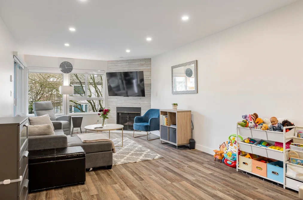 205 7465 SANDBORNE AVENUE, Burnaby BC V3N 4W7, Burnaby BC — Residential for Sale - Photo 2