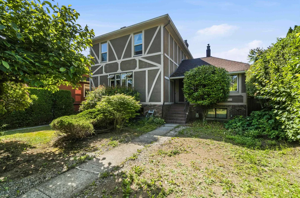 House for sale at 205 Fourth Avenue New Westminster British Columbia - MLS: R3136205