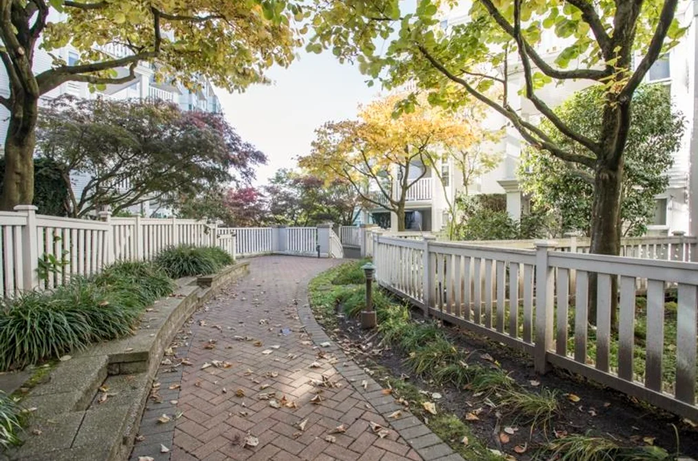 137 E 1st St Unit 206, North Vancouver, BC - MLS: R3176997