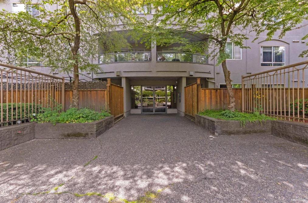 Condo for sale at 206 7475 138 Street Surrey British Columbia - MLS: R3128536