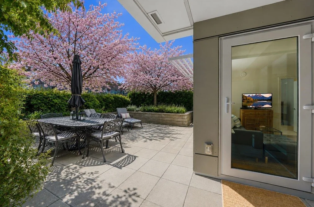 Condo for sale at 207 1061 Marine Drive North Vancouver British Columbia - MLS: R3156460