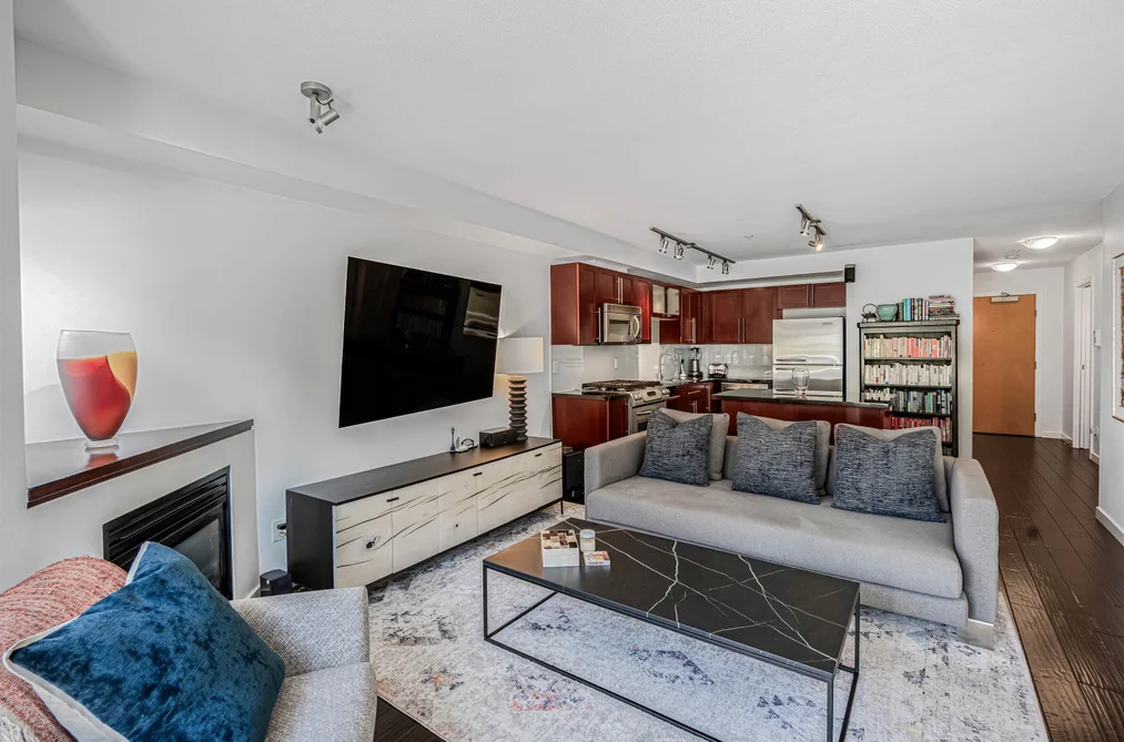 207 122 E 3RD STREET, North Vancouver BC V7L 1E6, North Vancouver BC — Residential for Sale - Photo 3