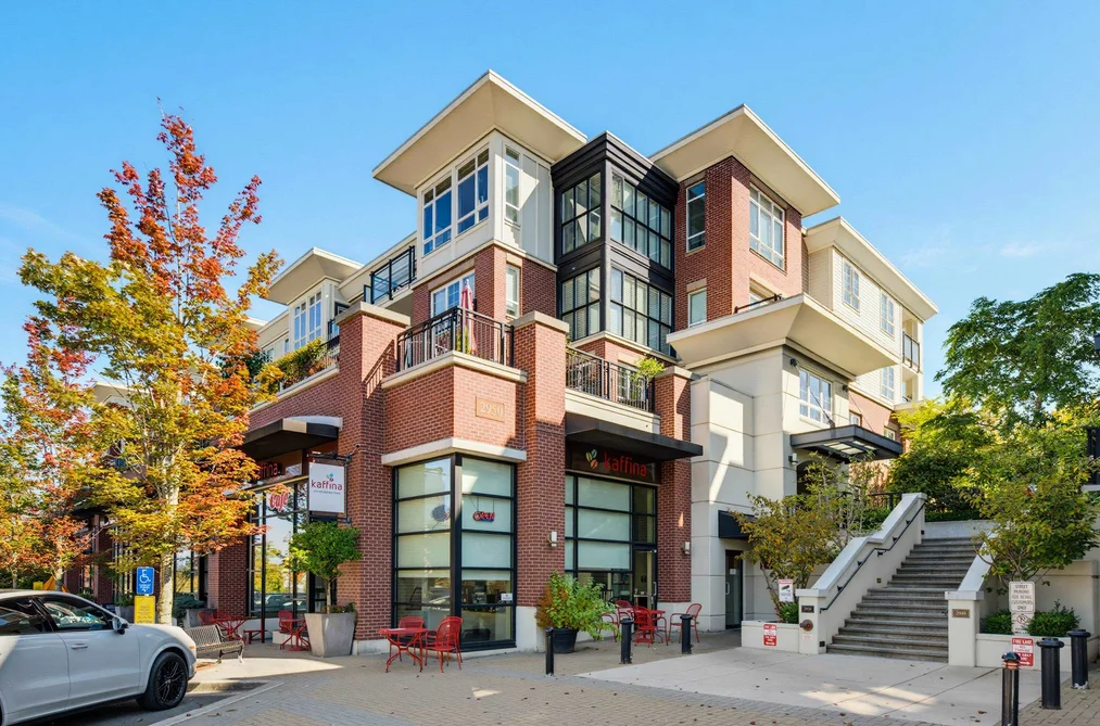 Condo for sale at 207 2950 King George Boulevard Surrey British Columbia - MLS: R3168127