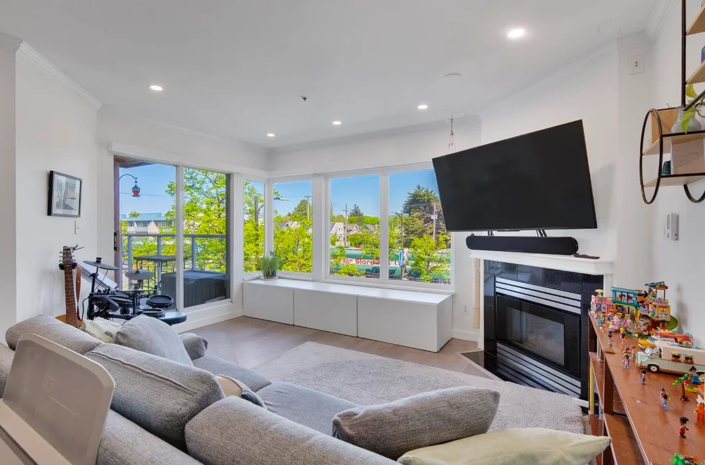 Condo for sale at 207 3280 W Broadway Vancouver British Columbia - MLS: R3119641