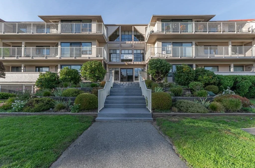 Condo for sale at 207 33233 Bourquin Crescent Abbotsford British Columbia - MLS: R3075878