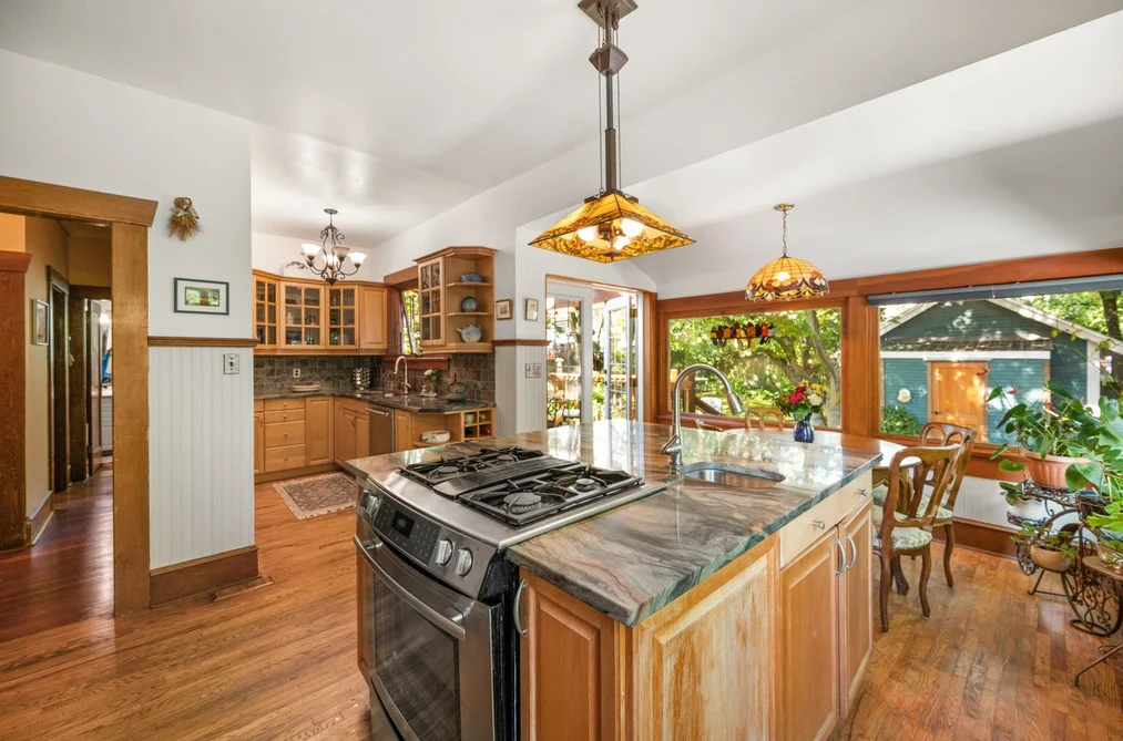 207 EIGHTH STREET, New Westminster, BC — Residential for Sale — Photo 3 of 37