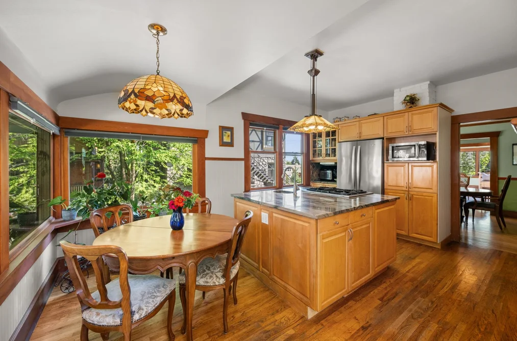 207 EIGHTH STREET, New Westminster, BC — Residential for Sale — Photo 4 of 37