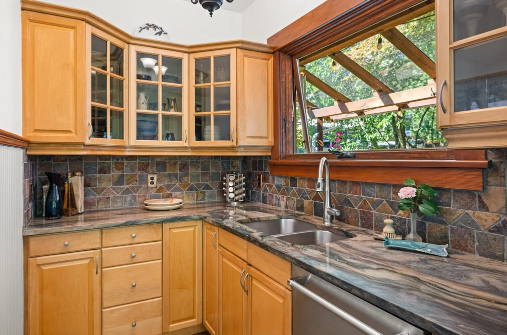 207 EIGHTH STREET, New Westminster, BC — Residential for Sale — Photo 5 of 37
