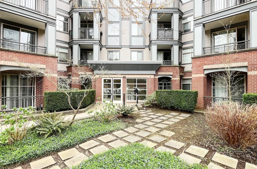 Condo for sale at 208 10455 University Drive Surrey British Columbia - MLS: R3107119